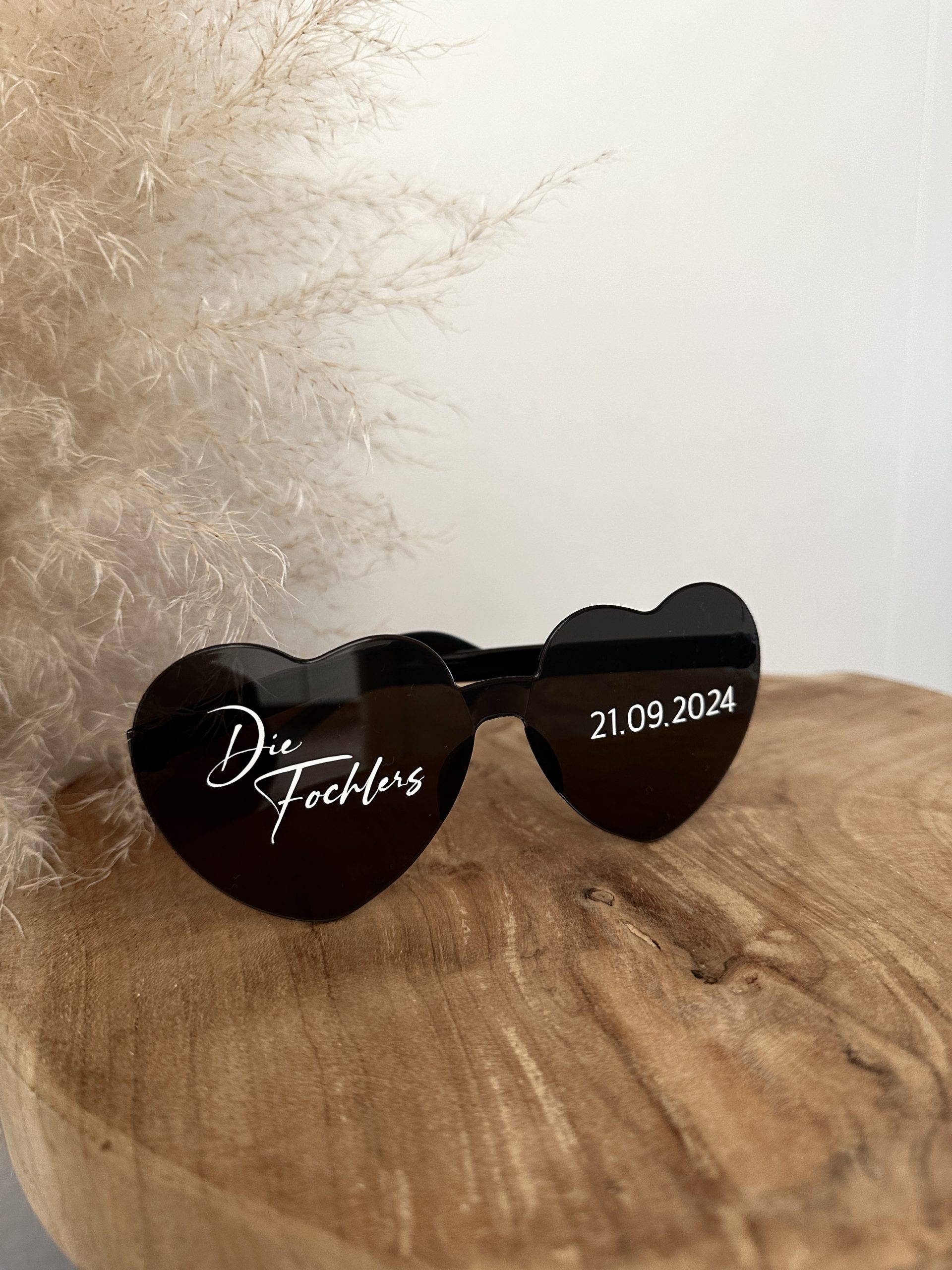 Personalisierte Hochzeitsbrille in Herzform